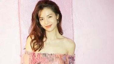 钟楚曦因为《芳华》而走红,有人说背景不一般,你如何评价钟楚曦?
