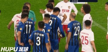 如何看待天津权健队长刘奕鸣在足协杯输球后与罚丢点球的储今朝相拥而笑?