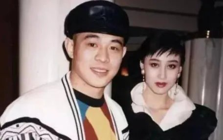 李连杰女儿不像利智,赌王女儿长相酷似利智,观众:太奇怪了,怎么回事?