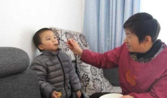 萌娃穿7件衣服上学，你跟奶奶有哪些不同的观念？