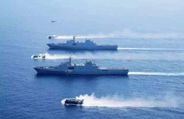 05式两栖步兵战车本身可以海上浮渡,为何还要用726气垫登陆艇运输?