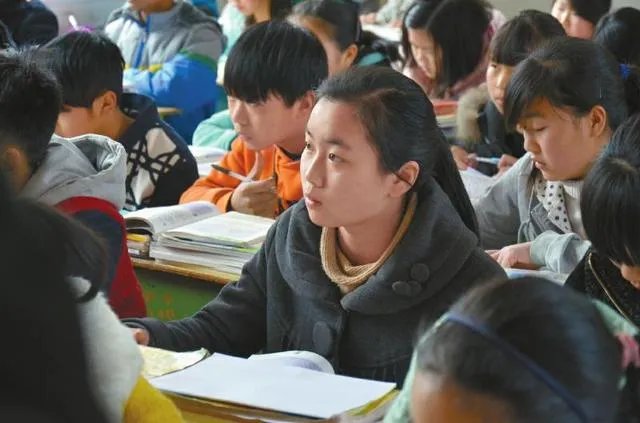 15岁“奔跑女孩”每天4次回家为瘫痪父亲做饭,你怎么看?