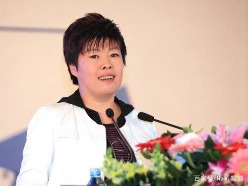 当年被北大学生轰下台的于丹:在跌落神坛的日子里,丈夫怎样做了?