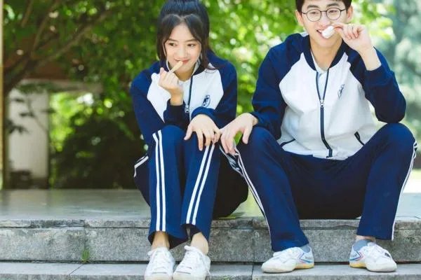 校服收费2300元,家长抱怨负担重,校服贵收费背后的依据是什么?