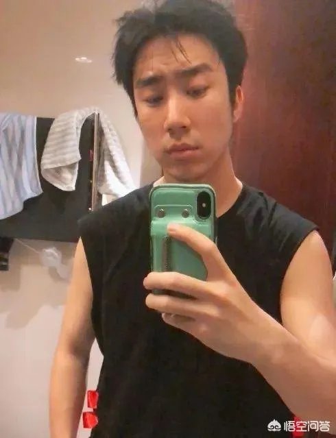 如何看待LOL骚男离婚后酒后探真言人气破四百万,自曝净身出户缘由?你怎么看?