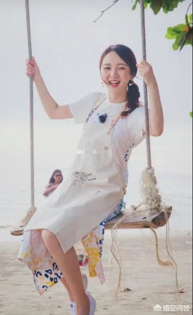为什么看完《湖南卫视元宵喜乐会》,很多人怀疑主持人靳梦佳整容了?对她该如何评价?