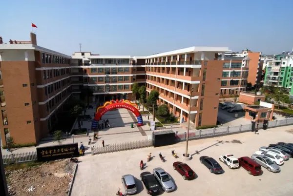 私立学校比公立学校教学质量高吗，为何那么多家长送孩子去上私立学校？
