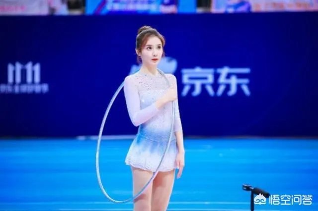 美娜参加艺术体操比赛,为什么场边的观众高喊“湖人总冠军”?