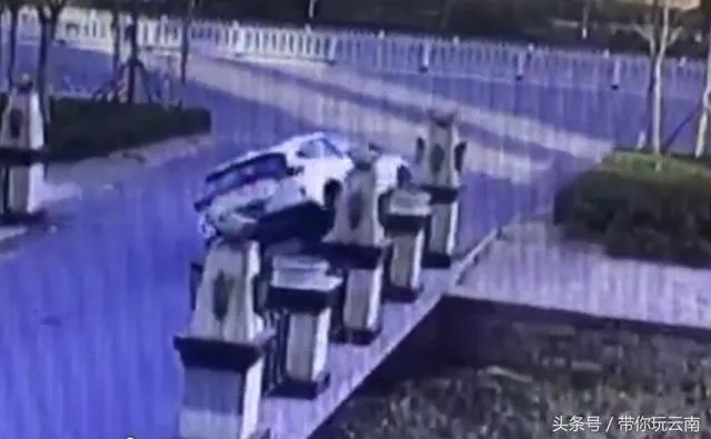 女司机开车“爬”护桥栏杆,下车后先玩自拍,你怎么看?