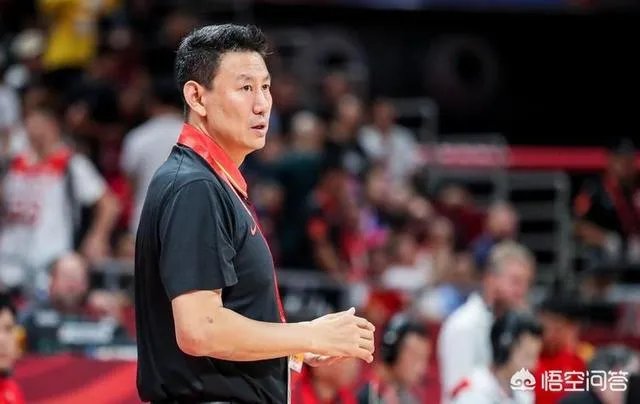 李楠结束采访时回应中国男篮两大问题,并认为发球失误不怪周琦,你们怎么看?