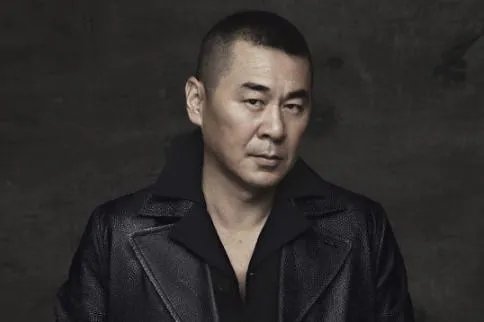 电视剧《五星红旗迎风飘扬》中钱学森的扮演者的姓名是？