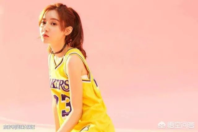 美娜参加艺术体操比赛,为什么场边的观众高喊“湖人总冠军”?