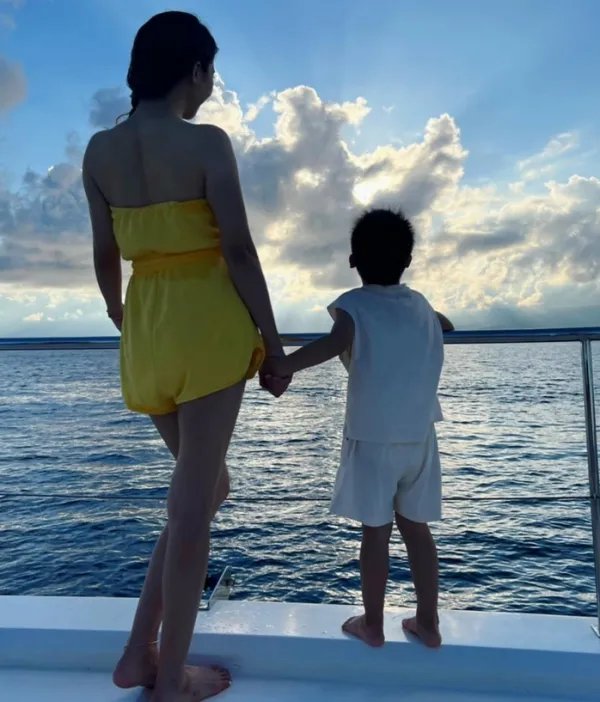 陶喆妻子晒游艇照庆结婚纪念日,白皙长腿好抢眼,他的妻子是什么身份?