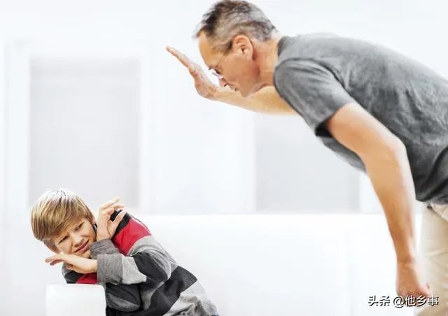 学生之间有了矛盾,一方家长进校打了对方一巴掌,应该如何处理?
