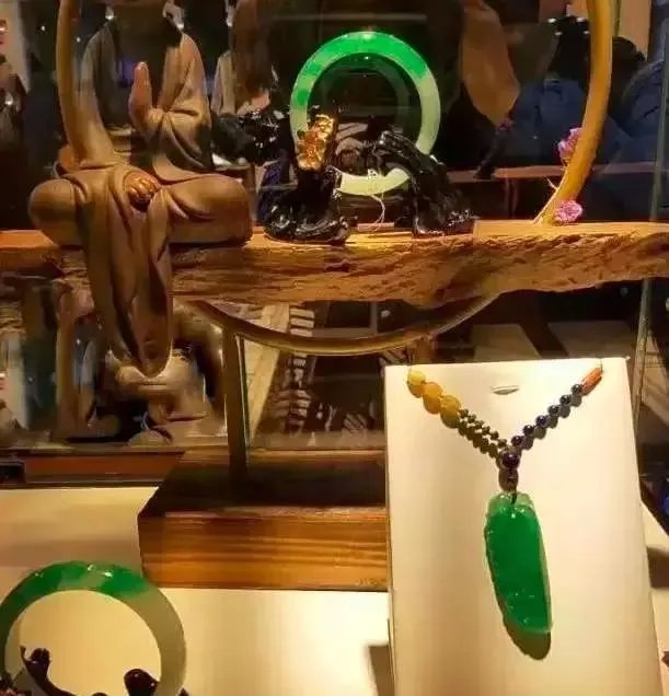 李玉刚中国风豪宅曝光,奇珍异宝多如博物馆,如此奢华却不显土豪