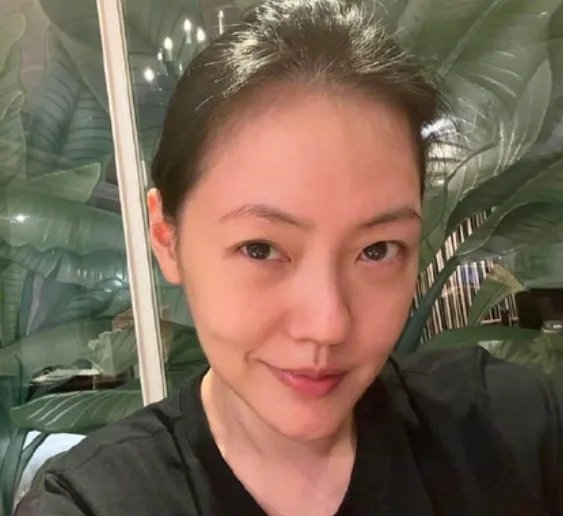 小S素颜自拍心情好，网友：你的状态真好！