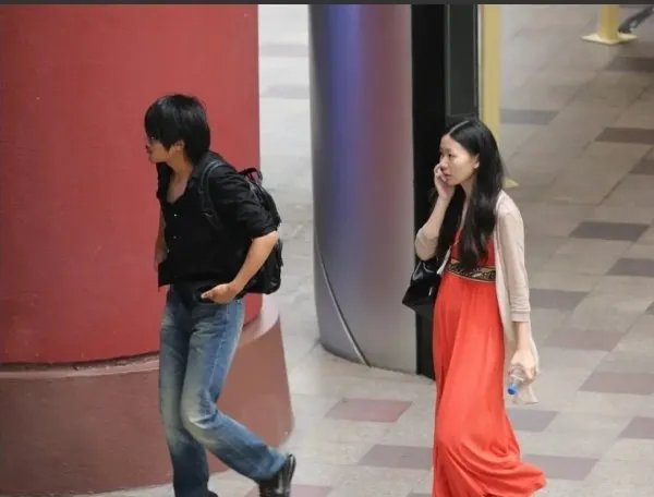 韩寒的妻子穿红色长裙配裸色开衫,这样搭配你喜欢吗?