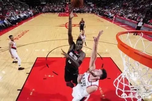 周琦登场,强势完成双手暴扣,为什么火箭队替补席连个鼓掌的都没有?