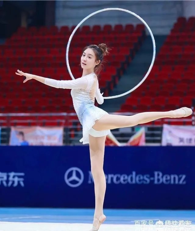美娜参加艺术体操比赛,为什么场边的观众高喊“湖人总冠军”?