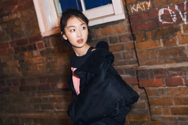 周冬雨干瘪得不成样子,穿条纹针织衫松松垮垮,长相挺甜美为何是如此的状态?