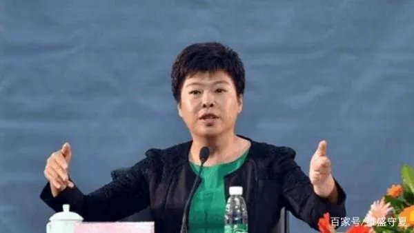 当年被北大学生轰下台的于丹:在跌落神坛的日子里,丈夫怎样做了?
