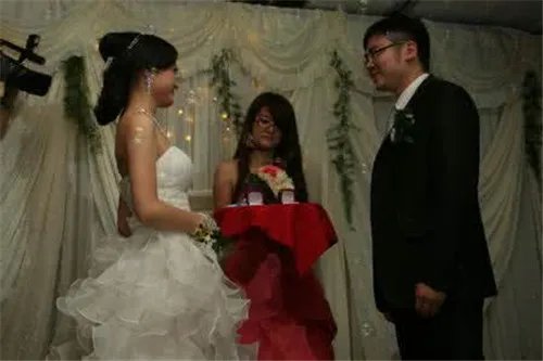 结婚典礼台词怎么说 婚礼主持人台词精选