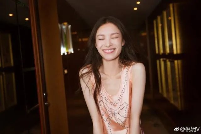倪妮和周冬雨未P图合影曝光，这两个谋女郎谁赢了？