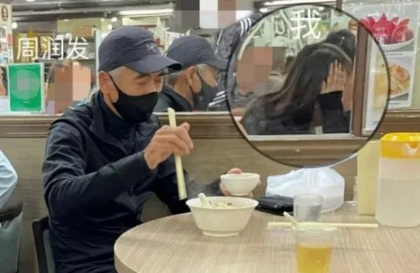 67岁周润发现身酒吧,头发全白的他依旧帅气,私底下的他有多低调?