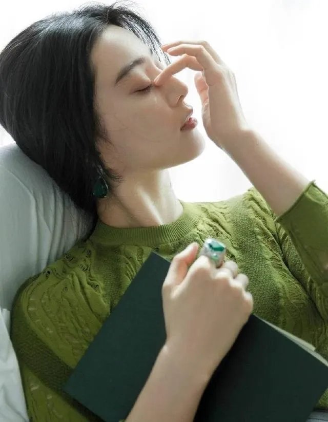 范冰冰穿长袖礼服领奖，背后的原因让人心疼？