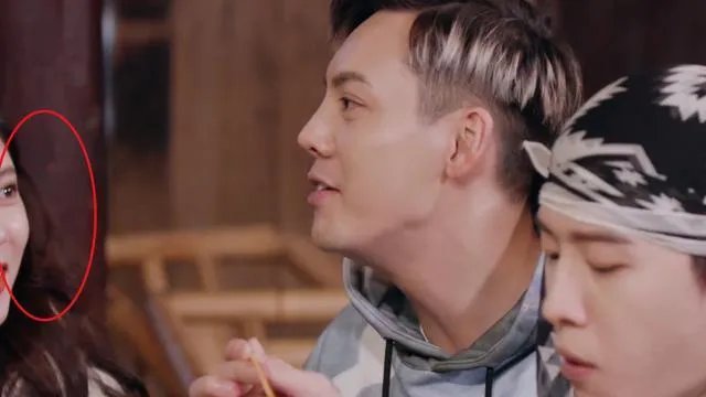陈伟霆紧盯宋妍霏不放,周扬青看后满脸怒意,三个人之间是什么关系?