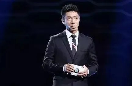 历届春晚主持人有很多人,大家最喜欢里面的谁?