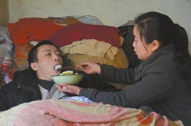 15岁“奔跑女孩”每天4次回家为瘫痪父亲做饭,你怎么看?