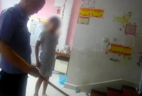 爸爸被儿子用金箍棒打伤崩溃报警是怎么回事？