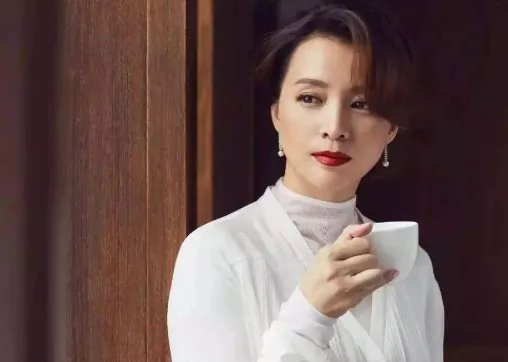 离开央视后的董卿现在的生活是什么样的?