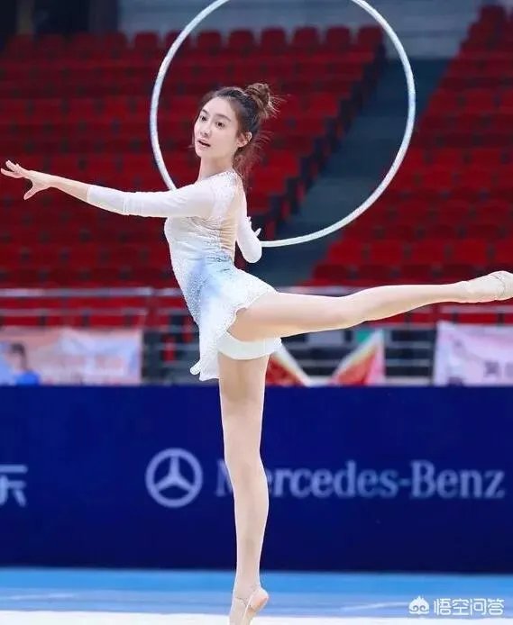 美娜参加艺术体操比赛,为什么场边的观众高喊“湖人总冠军”?
