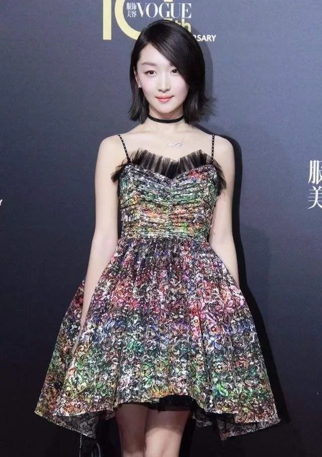 倪妮和周冬雨未P图合影曝光，这两个谋女郎谁赢了？