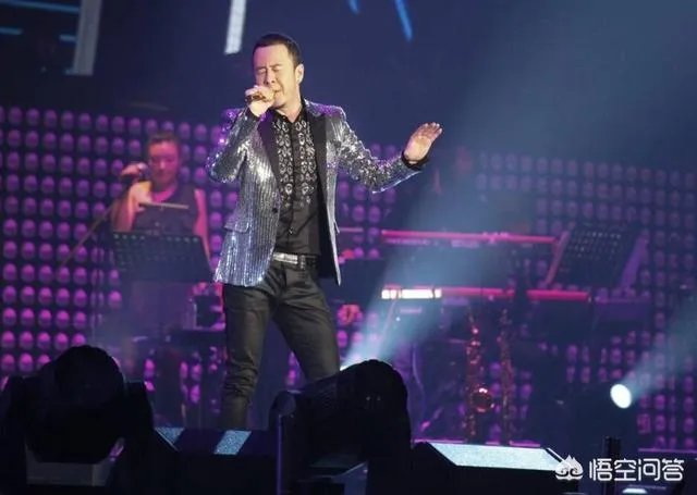 费玉清抬头唱歌有什么特殊含义吗?