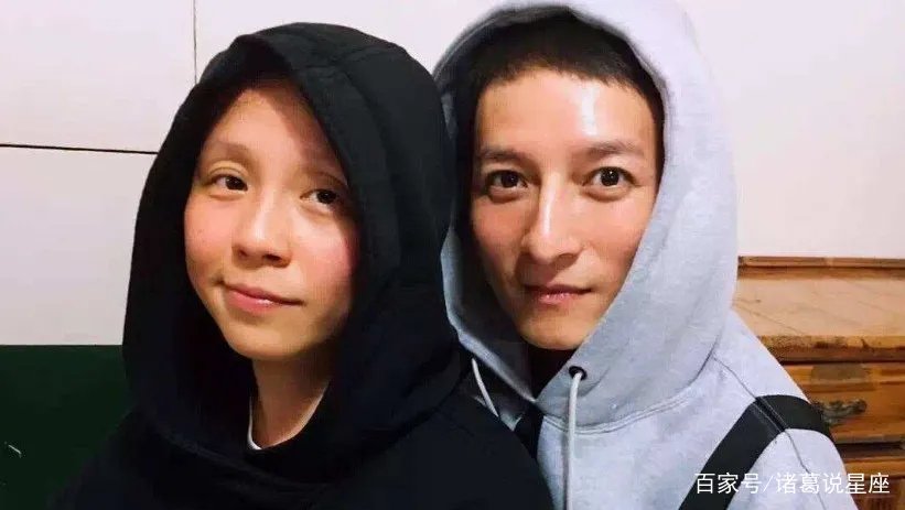 李维嘉老婆是龙丹妮吗,与神秘女子牵手逛街被网友发现,真的吗?