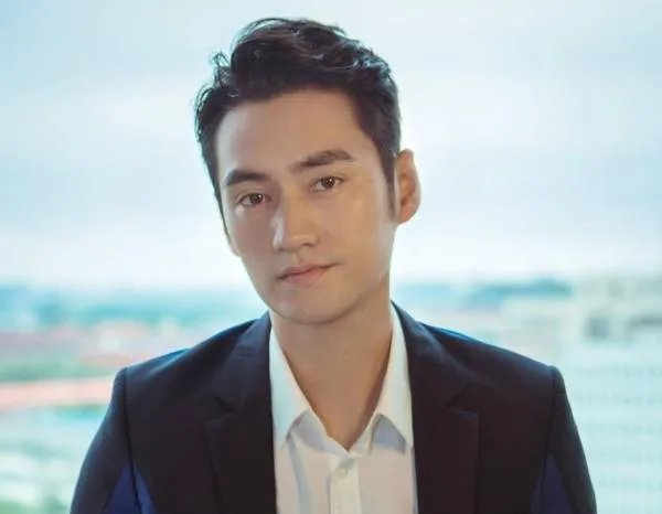 余文乐罕见晒儿子的正面照为妻子庆生,娱乐圈除了余文乐还有谁这样“踏实”?