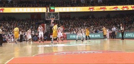 胡金秋反关节硬拉劳森,李春江说属于正常接触。这事你们怎么看?