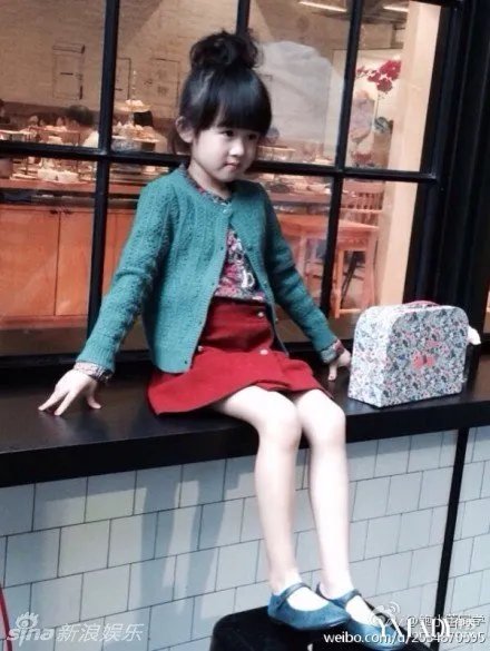 陆毅鲍蕾女儿贝儿梳丸子头变小清新美女[组图]