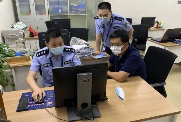 装有10万现金的包在机场被拎走,此事具体是何情况?