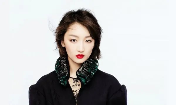 周冬雨干瘪得不成样子,穿条纹针织衫松松垮垮,长相挺甜美为何是如此的状态?