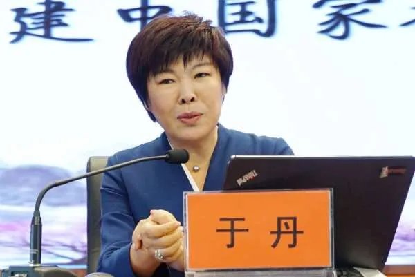 当年被北大学生轰下台的于丹:在跌落神坛的日子里,丈夫怎样做了?