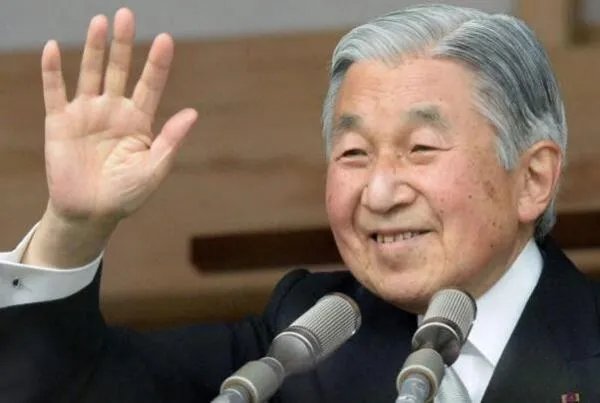 日本明仁天皇退位?为什么不能称其为“平成天皇”?