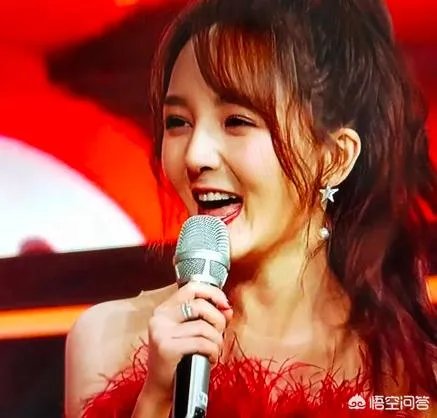 为什么看完《湖南卫视元宵喜乐会》,很多人怀疑主持人靳梦佳整容了?对她该如何评价?
