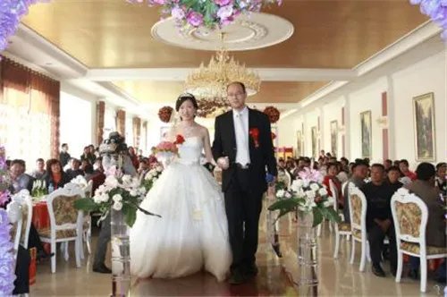 结婚典礼台词怎么说  婚礼主持人台词精选