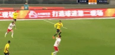 如何看待天津权健队长刘奕鸣在足协杯输球后与罚丢点球的储今朝相拥而笑?