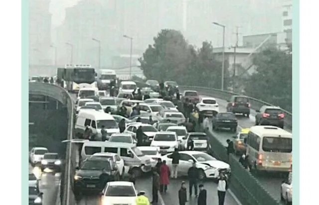 市政洒水路结冰,西安高架30余车连撞,你怎么看?