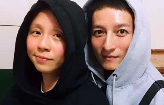 李维嘉老婆是龙丹妮吗，与神秘女子牵手逛街被网友发现，真的吗？